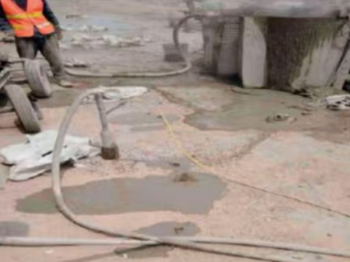 富平水泥混凝土路面板底注浆技术 路面脱空注浆整治方案